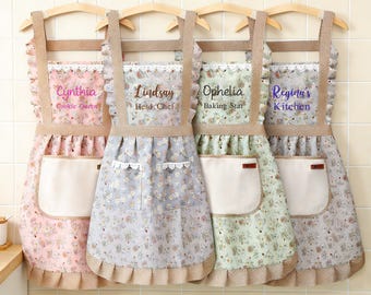 Avental de algodão floral personalizado, com babados bordados, ideal para presentear mães e mulheres na cozinha.