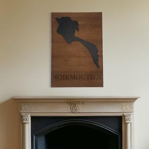 Panneau décoratif en bois, carte de Noirmoutier gravée et peinte à la main