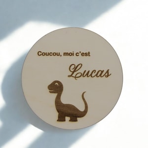 Annonce naissance en bois personnalisé avec dinosaure – Gravure bois – Prénom enfant – Cadeau naissance original - livraison gratuite