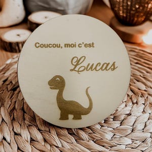 Panneau de naissance personnalisé dinosaure – Gravure bois – Prénom enfant – Cadeau naissance original - livraison gratuite