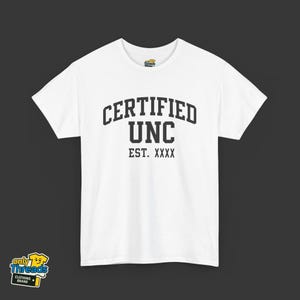 Camiseta UNC certificada personalizable / Camiseta personalizada cómoda con gráficos familiares divertidos / Regalo para tío orgulloso imagen 3