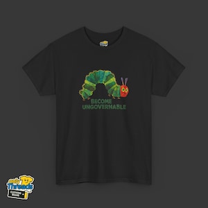 Puede incluir: Camiseta negra con una oruga verde y el texto "Become Ungovernable".