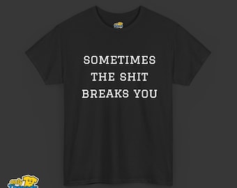 Camiseta "A veces la mierda te rompe", con un gráfico llamativo y motivacional de humor negro.