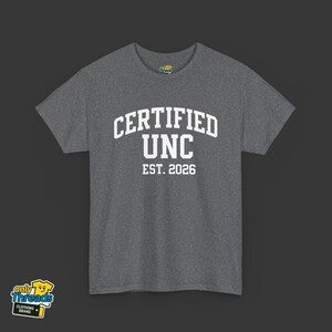 Camiseta UNC certificada personalizable / Camiseta personalizada cómoda con gráficos familiares divertidos / Regalo para tío orgulloso imagen 5