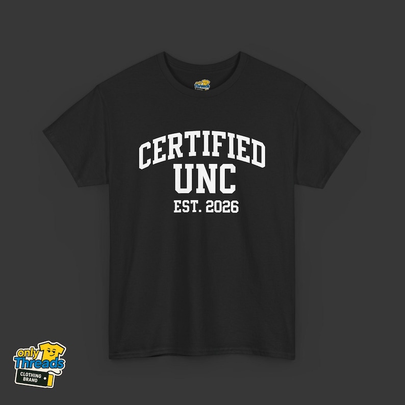 Camiseta UNC certificada personalizable / Camiseta personalizada cómoda con gráficos familiares divertidos / Regalo para tío orgulloso imagen 1