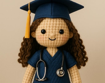 Lalka szydełkowa dla pielęgniarki – ręcznie robiona pluszowa lalka amigurumi w czapce i todze, wyjątkowy prezent na zakończenie szkoły pielęgniarskiej dla niej