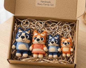 Ręcznie robiony na szydełku zestaw breloków z wizerunkiem rodziny psów – uroczy brelok amigurumi – prezent dla rodziny inspirowany kreskówką – zawieszka do plecaka – prezent dla dzieci.