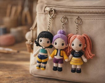 Ręcznie robiony na szydełku brelok do kluczy inspirowany K-popową idolką, zawieszka do torebki w kształcie lalki K-popowej idolki, bawełniany brelok do kluczy z wizerunkiem idolki amigurumi, uroczy pluszowy prezent wykonany szydełkiem.