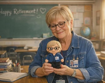 Lalka robiona na szydełku ze zdjęcia, spersonalizowany prezent z okazji przejścia na emeryturę, ręcznie robiona lalka zawodowa, prezent pożegnalny dla współpracownika, wyjątkowa pamiątka.