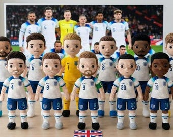 Lalki pamiątkowe przedstawiające drużyny piłkarskie, pluszowa zabawka przedstawiająca skład drużyny piłkarskiej, pamiątka z Mistrzostw Świata 2026, ręcznie robione figurki zawodników amigurumi, spersonalizowany prezent dla kibica.