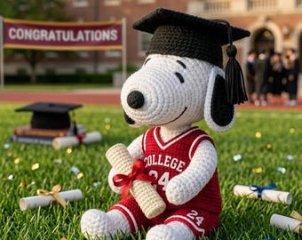 Pluszowa maskotka Snoopy z okazji ukończenia szkoły, wykonana na szydełku – pies w mundurku szkolnym, prezent z okazji ukończenia szkoły amigurumi, prezent dla absolwenta 2026, spersonalizowana pamiątka z okazji ukończenia szkoły.