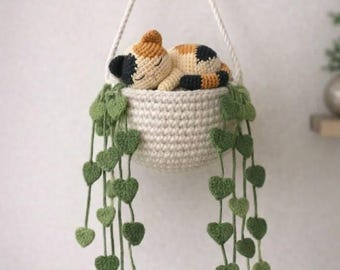 Doniczka z kotem kaliko zrobiona na szydełku, zielona roślina dekoracyjna na lusterko wsteczne, zawieszka do samochodu z kotem amigurumi, słodka dekoracja do domu z kotem.