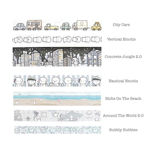 Op de afbeelding: Een verzameling decoratieve washi-tapes met diverse ontwerpen. De tapes bevatten illustraties van stadsauto's, verticale emoticons, een stadsgezicht, nautische karakters, een strandscène, een wereldkaart en bubbels. Elk ontwerp is voorzien van een label.