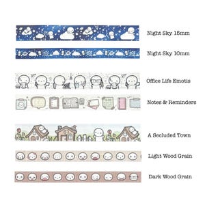Op de afbeelding: Een verzameling decoratieve washi-tapes met verschillende ontwerpen. De tapes bevatten een nachthemelthema, kantoorleven-personages, notities en herinneringen, een afgelegen stad en houtnerfpatronen. Elke tape heeft een verschillende breedte, met tekstlabels.