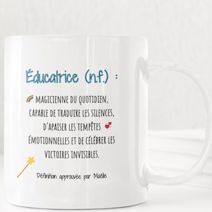 Pode incluir: Caneca de cerâmica branca com uma alça, com o texto "Educatrice (nf.): Magicienne du quotidien, capable de traduire les silences, d'apaiser les tempêtes émotionnelles et de célébrer les victoires invisibles." Um arco-íris e uma varinha mágica também são apresentados.