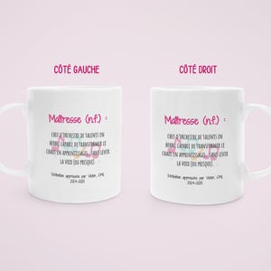 Pode incluir: Duas canecas de cer&acirc;mica branca com o texto "Ma&icirc;tresse (n.f.): Chef d'orchestre de talents en herbe, capable de transformer le chaos en apprentissages sans lever la voix (ou presque)." em rosa. Fundo rosa claro.