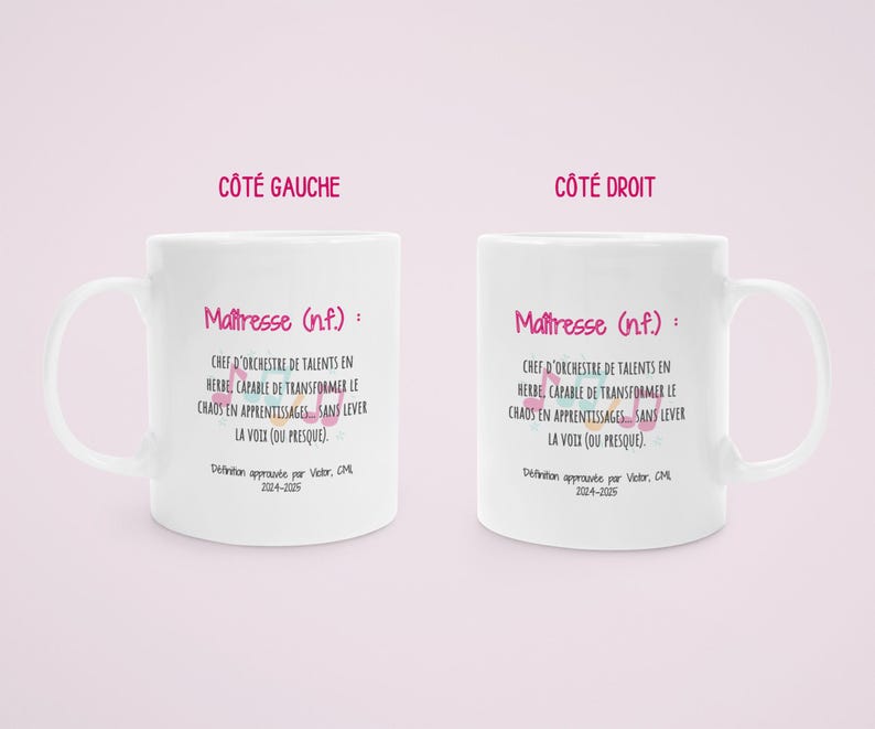 Pode incluir: Duas canecas de cer&acirc;mica branca com o texto "Ma&icirc;tresse (n.f.): Chef d'orchestre de talents en herbe, capable de transformer le chaos en apprentissages sans lever la voix (ou presque)." em rosa. Fundo rosa claro.