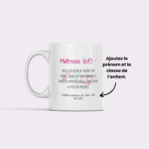 Pode incluir: Caneca de cer&acirc;mica branca com o texto "Ma&icirc;tresse (n.f.)" em rosa, juntamente com uma defini&ccedil;&atilde;o em franc&ecirc;s. A caneca tamb&eacute;m inclui o texto "Ajoutez le pr&eacute;nom et la classe de l'enfant."