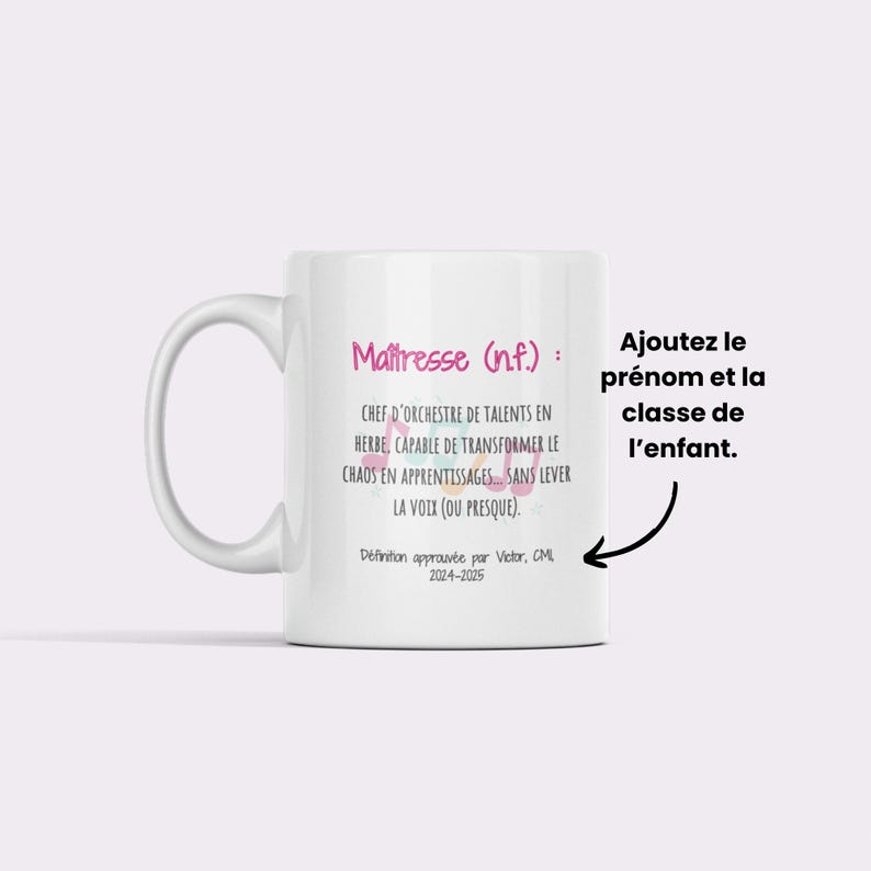 Pode incluir: Caneca de cer&acirc;mica branca com o texto "Ma&icirc;tresse (n.f.)" em rosa, juntamente com uma defini&ccedil;&atilde;o em franc&ecirc;s. A caneca tamb&eacute;m inclui o texto "Ajoutez le pr&eacute;nom et la classe de l'enfant."