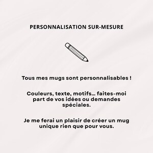 Pode incluir: Imagem com o texto "PERSONNALISATION SUR-MESURE" e uma ilustra&ccedil;&atilde;o de l&aacute;pis. O texto abaixo diz: "Tous mes mugs sont personnalisables! Couleurs, texte, motifs... faites-moi part de vos id&eacute;es ou demandes sp&eacute;ciales. Je me ferai un plaisir de cr&eacute;er un mug unique rien que pour vous."