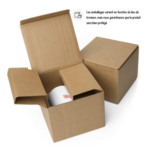 Pode incluir: Uma caneca branca com a palavra "Matres" em letras vermelhas dentro de uma caixa de cart&atilde;o castanha. A caixa est&aacute; aberta, revelando a caneca aninhada dentro de inser&ccedil;&otilde;es de cart&atilde;o protetoras. Uma segunda caixa fechada &eacute; vis&iacute;vel no fundo. O texto diz: "A embalagem pode variar dependendo do local de entrega, mas garantimos que o produto estar&aacute; bem protegido."