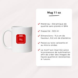 Pode incluir: Caneca de cer&acirc;mica branca com um logotipo quadrado vermelho "LPC". A caneca tem capacidade para 325 ml e mede 9,6 cm de altura e 8,2 cm de di&acirc;metro. A caneca pode ir &agrave; m&aacute;quina de lavar lou&ccedil;a e ao micro-ondas.