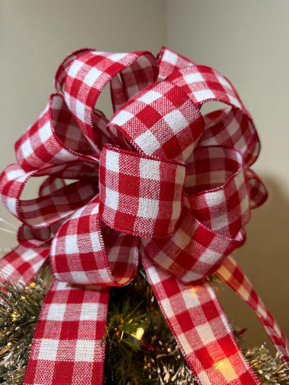 Un Ruban à Carreaux Rouge Et Vert Attaché à Des Nœuds Autour Du Bord Du Cadre 1045156 21339