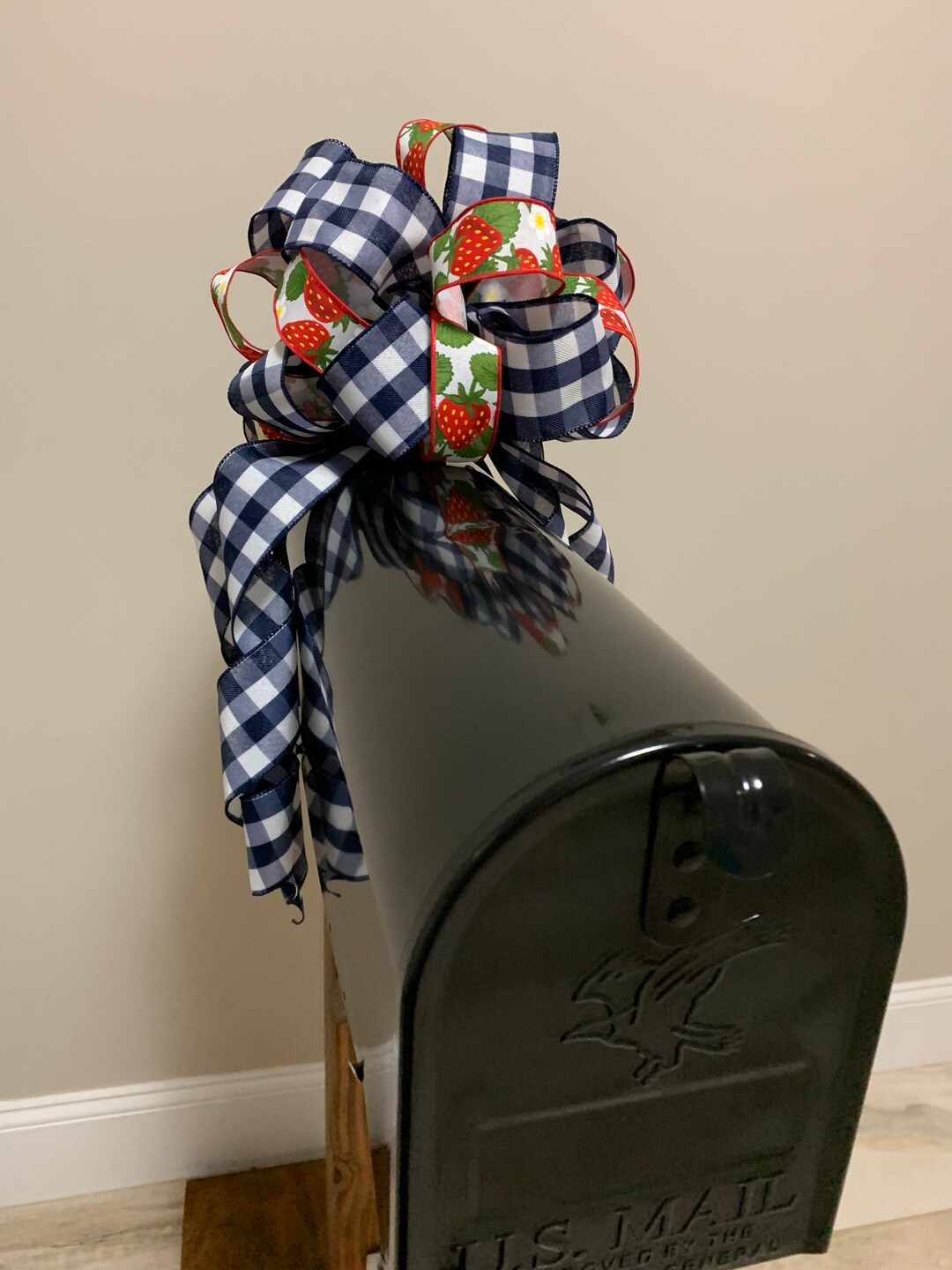 Farmhouse Mailbox Bow: Navy Plaid, Strawberry Print Ribbon - Etsy