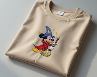 Besticktes Micky Maus Zauberer Shirt, magischer Zauberer Mickey besticktes T-Shirt, Fantasie inspirierte Stickerei, ästhetisches Micky Oberteil, süßes Geschenk