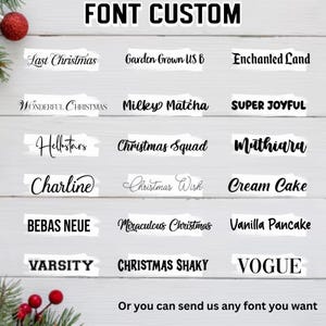 Pu&ograve; includere: Uno sfondo in legno mostra vari stili di carattere con il testo "FONT CUSTOM" in alto. Esempi di caratteri includono "Last Christmas", "Milky Matcha" e "Vogue". Il testo "Or you can send us any font you want" &egrave; in basso.