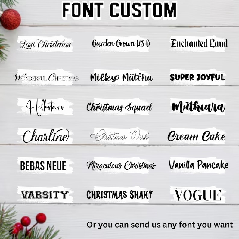Pu&ograve; includere: Uno sfondo in legno mostra vari stili di carattere con il testo "FONT CUSTOM" in alto. Esempi di caratteri includono "Last Christmas", "Milky Matcha" e "Vogue". Il testo "Or you can send us any font you want" &egrave; in basso.