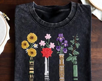 Besticktes galaktische Blumen Shirt, Vintage Acid Wash T-Shirt, Lichtschwert Blumenstrauß Besticktes T-Shirt, Retro Komfort Farben Ästhetisches Sci-Fi Top