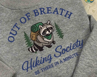 Personalisiertes Wanderwaschbär-Sweatshirt, handbesticktes lustiges Outdoor-Crewneck, personalisiertes Abenteuergeschenk