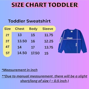 Pu&ograve; includere: Tabella delle taglie delle felpe per bambini piccoli in blu. Le misure sono in pollici. La tabella include le taglie da 2T a 5T, con misure di petto, corpo e maniche. Il testo "SIZE CHART TODDLER" &egrave; in alto.