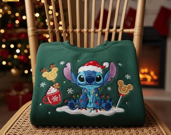 Felpa natalizia ricamata con Stitch, maglietta natalizia Disney Lilo e Stitch, grazioso maglione con cappello da Babbo Natale di Stitch, idea regalo di Natale