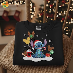 K&ouml;nnte beinhalten: Schwarzes Sweatshirt mit einem festlichen Stitch-Design. Stitch tr&auml;gt einen Weihnachtsmannhut und ist von Weihnachtslichtern, Schneeflocken und festlichen Leckereien umgeben. Das Design umfasst einen Lebkuchenmann, Mickey Mouse-Ballons und eine Zuckerstange.