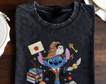 Besticktes Zauberer Alien Shirt, Vintage Acid Wash T-Shirt, Magie Schule Stitch Besticktes T-Shirt, Retro Komfort Farben Ästhetisches Geheimnis Top