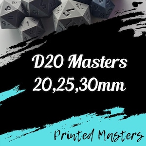 Op de afbeelding: Een close-up van een set grijze 20-zijdige dobbelstenen, met de tekst "D20 Masters 20,25,30mm Printed Masters" op een zwarte en blauwe achtergrond.