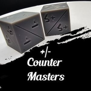 Könnte beinhalten: Zwei graue, vielseitige Würfel mit den Zahlen "1" und "5+" auf den Flächen. Die Würfel sind vor einem schwarz-weißen Hintergrund mit dem Text "+/- Counter Masters" platziert.
