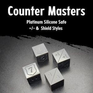 Könnte beinhalten: Vier dunkelgraue quadratische Würfel aus Platinsilikon. Zwei Würfel zeigen Schildsymbole mit Zahlen, während die anderen beiden Plus- und Minuszeichen aufweisen. Der Text Counter Masters, Platinum Silicone Safe und +/- & Shield Styles ist sichtbar.