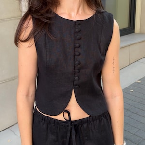 Schwarze Leinenweste für Frauen, Knopfleiste Weste, ärmelloses Leinenoberteil, handgemachte Sommerbluse, minimalistischer Vintage-Stil maßgeschneiderte Leinenweste