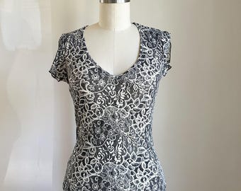 Vintage 1990s Lace Patterned V-neck Top // S-M