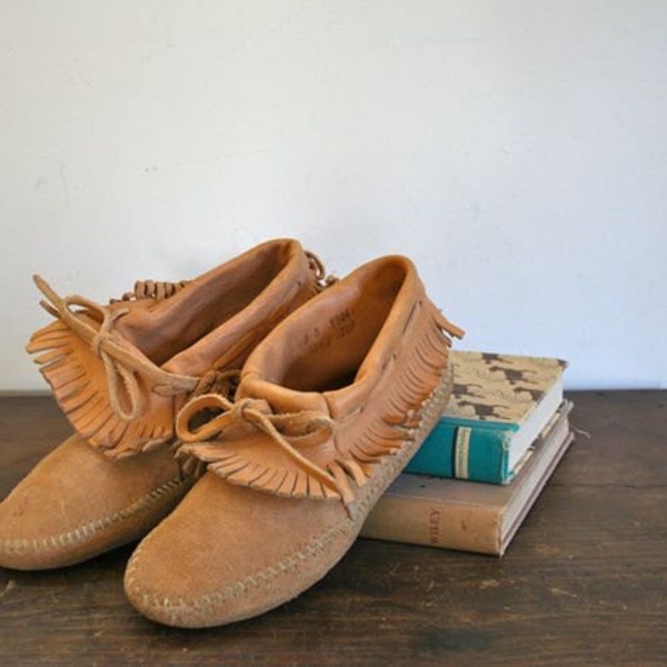 vintage suede moccasins - FRINGED leather booties / sz 5-5.5