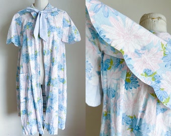 Vintage 1950s Floral Cotton House Coat / one size fits many