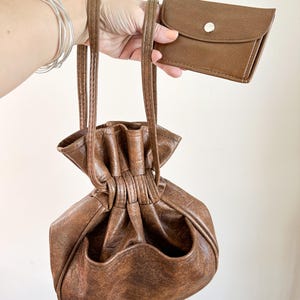 Bolso vintage de cuero vegano con cordón y billetera a juego de los años 70