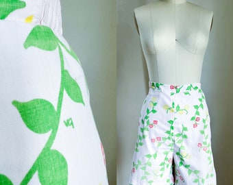 Vintage 1970s Vested Gentress Floral Shorts / 29" waist