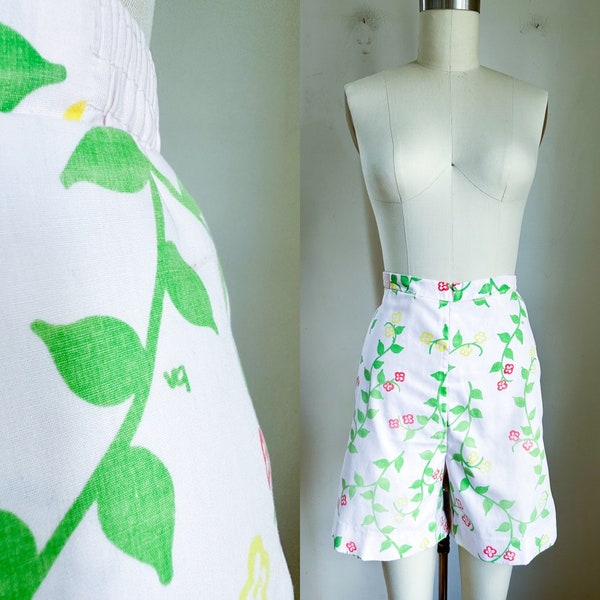 Vintage 1970s Vested Gentress Floral Shorts / 29" waist