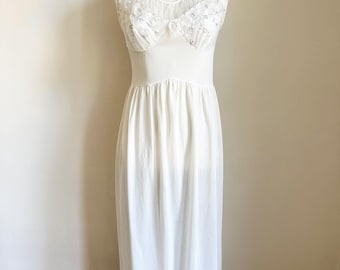 Vintage 1960s White Lace Nightgown / XS