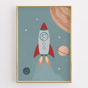 Puede incluir: Ilustración enmarcada de un cohete espacial. El cohete tiene una parte superior roja y llamas naranjas. Un perro dálmata está dentro del cohete. Los planetas y las estrellas están en el fondo. La paleta de colores incluye azul, naranja y marrón.