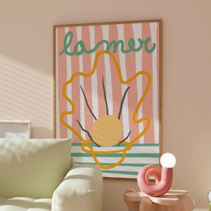 Stampa La Mer "Conchiglia e Sole", stampa artistica da parete estiva preppy colorata, poster massimalista alla moda con sole splendente, arredamento per case sulla spiaggia, arte murale costiera